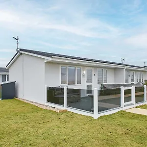 Host & - Sea View Road Bessingby